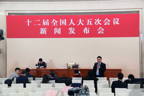 二届全国人大五次会议定于3月4日上午11时在人民大会堂新闻发布厅举行新闻发布会，由大会发言人就大会议程和人大工作相关的问题回答中外记者的提问。央广网记者 吴海波摄