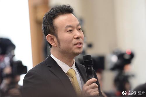 十二届全国人大五次会议于3月4日上午11时在人民大会堂新闻发布厅举行新闻发布会，由大会发言人傅莹就大会议程和人大工作相关的问题回答中外记者的提问。图为中央电视台记者提问。人民网记者 张启川 摄