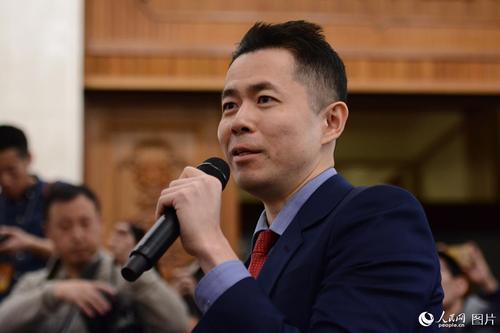 十二届全国人大五次会议于3月4日上午11时在人民大会堂新闻发布厅举行新闻发布会，由大会发言人傅莹就大会议程和人大工作相关的问题回答中外记者的提问。图为CNN记者提问。人民网记者 张启川 摄