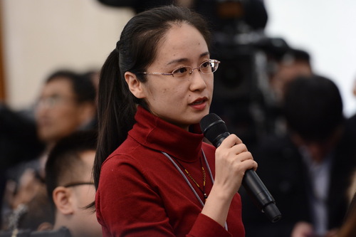 十二届全国人大五次会议于3月4日上午11时在人民大会堂新闻发布厅举行新闻发布会，由大会发言人傅莹就大会议程和人大工作相关的问题回答中外记者的提问。图为光明日报融媒体记者提问。人民网记者 张启川 摄