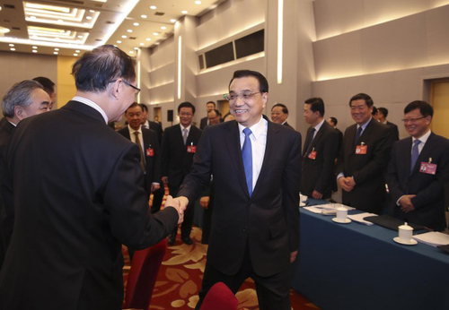 3月4日下午，李克强总理看望出席全国政协十二届五次会议的经济、农业界委员，并参加联组讨论，听取委员们关于产权保护、农产品价格、民营经济发展等建议。2 