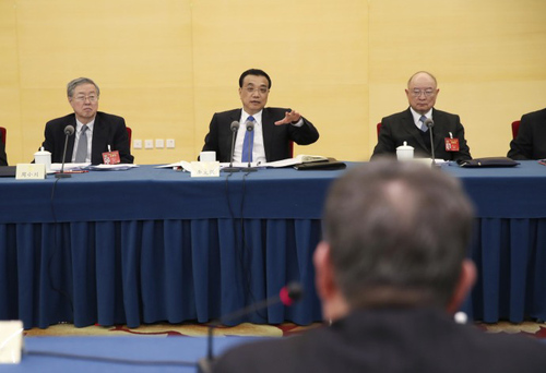 3月4日下午，李克强总理看望出席全国政协十二届五次会议的经济、农业界委员，并参加联组讨论，听取委员们关于产权保护、农产品价格、民营经济发展等建议。3 