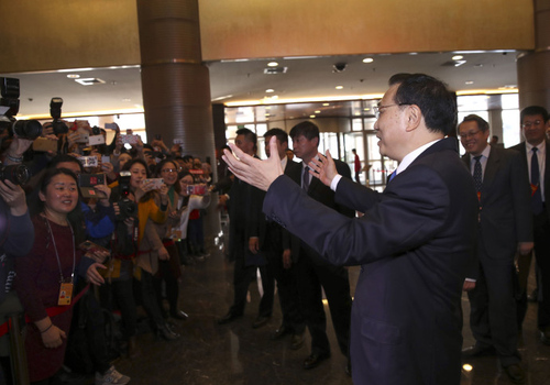 3月4日下午，李克强总理看望出席全国政协十二届五次会议的经济、农业界委员，并参加联组讨论，听取委员们关于产权保护、农产品价格、民营经济发展等建议。4 