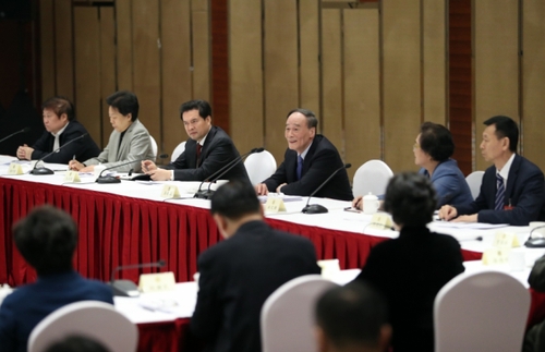 王岐山参加共青团、总工会、妇联、青联界委员联组会议侧记
