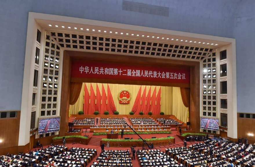 李克强：推行垃圾分类制度 培育壮大节能环保产业