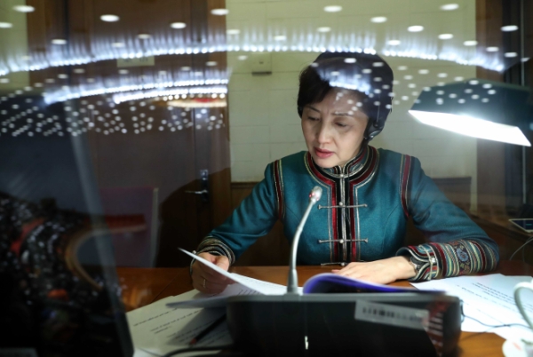 这个译者不一样:会场上的少数民族同声传译