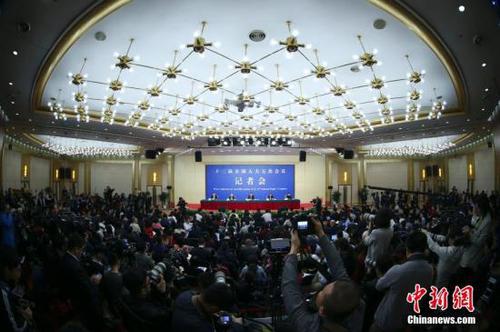 3月6日，十二届全国人大五次会议举行记者会，邀请国家发展和改革委员会主任何立峰、副主任张勇、副主任宁吉喆就“经济社会发展与宏观调控”的相关问题回答中外记者的提问。<a target='_blank' href='http://www.chinanews.com/'>中新社</a>记者 盛佳鹏 摄