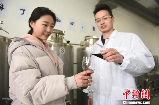 武汉一高校男生自酿50瓶红酒送班级女生和女教师