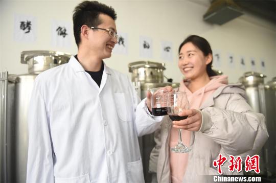 男生把自酿的红酒送给女生。　侯庆 摄