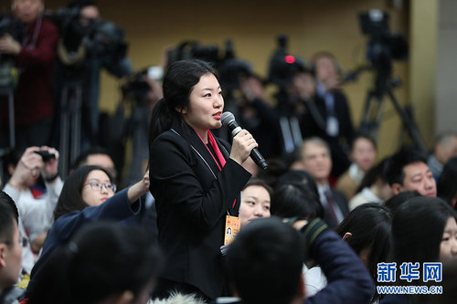 3月7日，十二届全国人大五次会议举行记者会，邀请财政部部长肖捷、部长助理戴柏华就“财政工作和财税改革”的相关问题回答中外记者的提问。图为新华社记者提问。