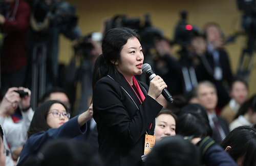 图为新华社记者提问。
