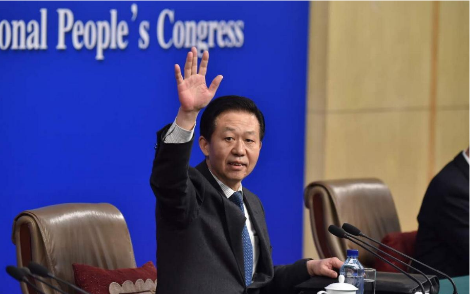 肖捷部长向记者挥手致意
