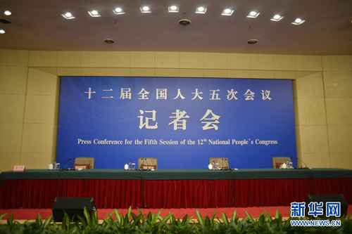 3月7日，十二届全国人大五次会议举行记者会，邀请财政部部长肖捷、部长助理戴柏华就“财政工作和财税改革”的相关问题回答中外记者的提问。图为记者会现场。新华网中国政府网 孙韬 摄