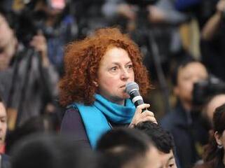 意大利24小时太阳报记者提问“如何控制地方债”