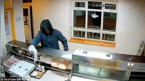 英男子用香蕉打劫外卖店 抢钱未果后仓皇出逃