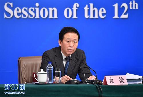 　　3月7日，十二届全国人大五次会议新闻中心举行记者会，邀请财政部部长肖捷、部长助理戴柏华就“财政工作和财税改革”的相关问题回答中外记者的提问。这是肖捷在回答记者提问。