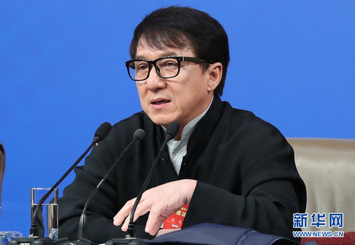 全国政协委员成龙回答记者提问。新华网中国政府网 翟子赫 摄
