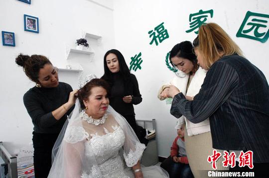 乌鲁木齐一位美发师连续两年为环卫工人免费拍婚纱照（图）