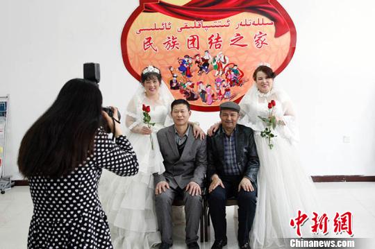 摄影师为两对“新人”拍合影。　王小军 摄