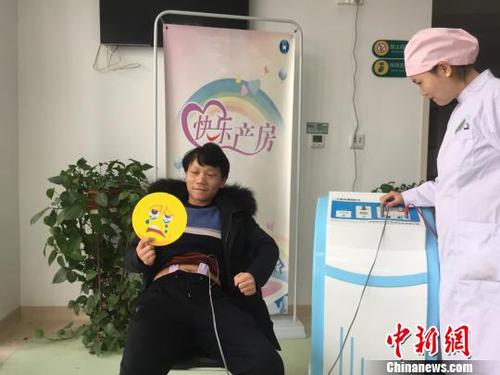 准爸爸体验“分娩”挑战十级疼痛最多抗15秒