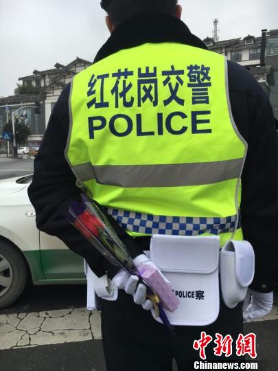贵州省遵义市红花岗区交警为女司机准备的节日礼物。　张莘伟 摄