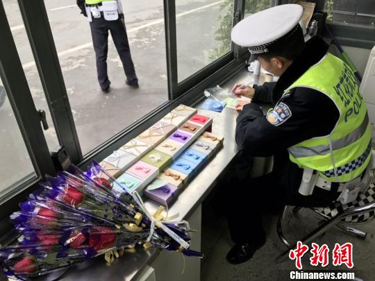 贵州省遵义市红花岗区交警为女司机写祝福语。　张莘伟 摄