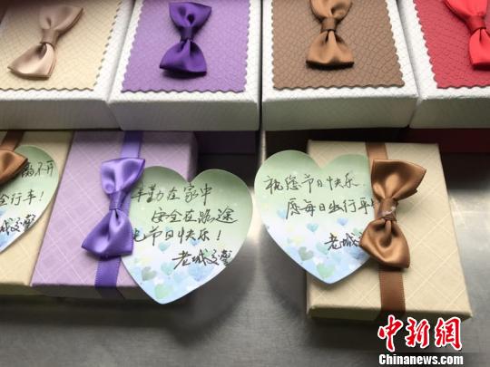贵州省遵义市红花岗区交警为女司机准备的礼物和祝福语。　张莘伟 摄