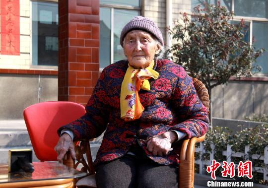 尼娜出生在俄罗斯沃洛格达州的瓦赫涅沃村，现在居住于中国山东淄博的漫泗河村，已91岁高龄，在她长达近一个世纪的人生旅途中，84年在中国度过。　曾洁 摄