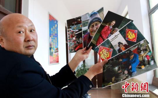 南定镇的摄影爱好者张云强展示自己为尼娜老人拍摄的生活、劳作、游玩照片。　曾洁 摄