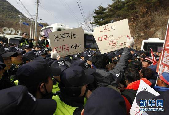 3月8日，在韩国庆尚北道星州郡的星州高尔夫球场附近，“萨德”系统部署地附近的民众举行抗议活动，反对“萨德”系统入韩。