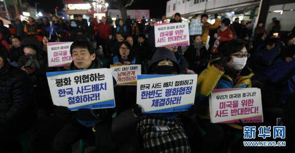 3月8日，在韩国庆尚北道星州郡金泉市，民众参加抗议活动。当日，“萨德”系统部署地附近的民众举行抗议活动，反对“萨德”系统入韩。新华社记者姚琪琳摄