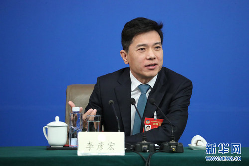 图为全国政协委员，全国工商联副主席，百度公司董事长兼首席执行官李彦宏答记者问。