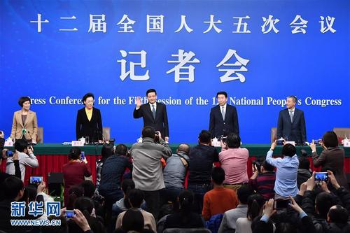 3月9日，十二届全国人大五次会议新闻中心举行记者会，邀请国务院国有资产监督管理委员会主任肖亚庆、副主任张喜武、副主任黄丹华和副秘书长、新闻发言人彭华岗就“国企改革”的相关问题回答中外记者的提问。这是肖亚庆（中）向记者挥手致意。新华社记者 李鑫 摄
