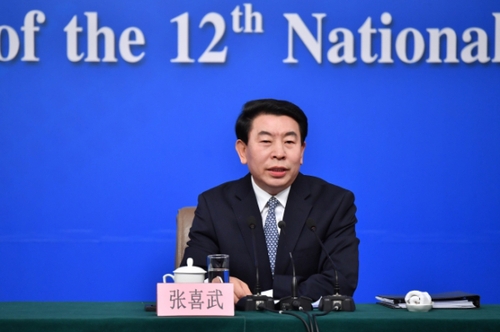 这是张喜武在回答记者提问。新华社记者 李鑫摄
