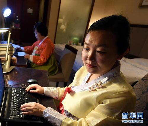 3月7日晚，民族语文翻译组工作人员金善女（前）和金海荣在翻译大会文件。