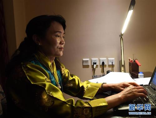 3月7日晚，民族语文翻译组工作人员刘友珍在翻译大会文件。