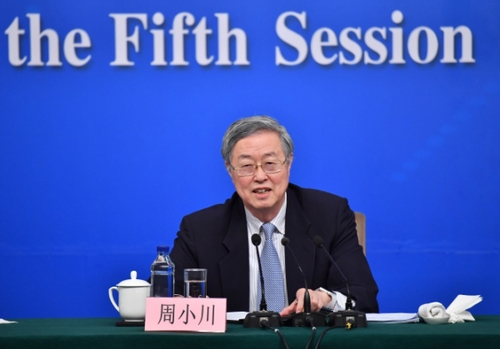 这是周小川在回答记者提问。新华社记者李鑫摄