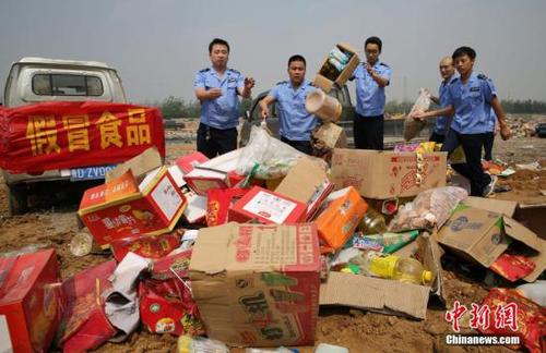 6月13日,工作人员在河北永年县垃圾处理场集中销毁假冒伪劣食品。当日,河北永年县工商行政和食品药品监督管理局将今年3月份以来查扣的假冒伪劣食品进行无害化集中销毁,此次销毁的假冒、三无、过期变质食品等8大类共7.5吨,价值约40万元人民币。 <a target='_blank' href='http://www.chinanews.com/'>中新社</a>发 郝群英 摄 6月13日,工作人员在河北永年县垃圾处理场集中销毁假冒伪劣食品。当日,河北永年县工商行政和食品药品监督管理局将今年3月份以来查扣的假冒伪劣食品进行无害化集中销毁,此次销毁的假冒、三无、过期变质食品等8大类共7.5吨,价值约40万元人民币。 <a target='_blank' href='http://www.chinanews.com/'>中新社</a>发 郝群英 摄
