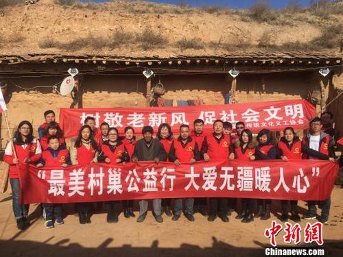 闫靖参加公益活动。闫靖供图 闫靖参加公益活动。闫靖供图