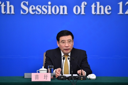 3月11日，十二届全国人大五次会议新闻中心举行记者会，邀请工业和信息化部部长苗圩、副部长辛国斌和总工程师、新闻发言人张峰就“推进实施‘中国制造2025’”的相关问题回答中外记者的提问。这是苗圩在回答记者提问。新华社记者 李鑫摄