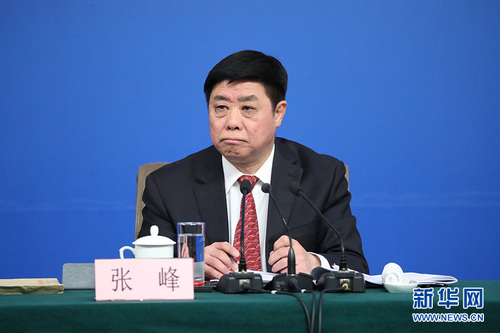 3月11日，十二届全国人大五次会议新闻中心举行记者会，邀请工业和信息化部部长苗圩、副部长辛国斌和总工程师、新闻发言人张峰就“推进实施‘中国制造2025’”的相关问题回答中外记者的提问。图为工业和信息化部总工程师张峰。新华网中国政府网 翟子赫 摄
