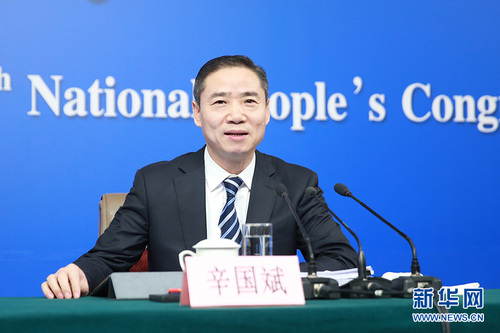 3月11日，十二届全国人大五次会议新闻中心举行记者会，邀请工业和信息化部部长苗圩、副部长辛国斌和总工程师、新闻发言人张峰就“推进实施‘中国制造2025’”的相关问题回答中外记者的提问。图为工业和信息化部副部长辛国斌。新华网中国政府网 翟子赫 摄