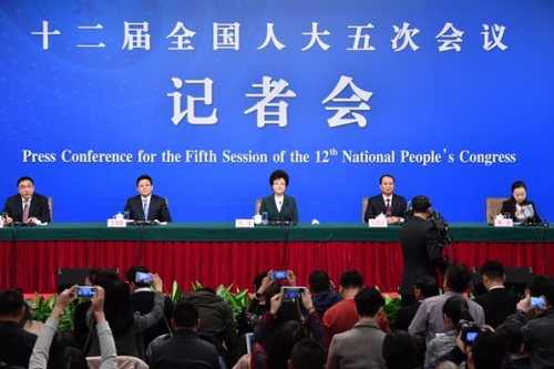 3月11日，十二届全国人大五次会议新闻中心举行记者会，邀请国家卫生计生委主任李斌、副主任王培安和副主任、国务院医改办主任王贺胜就“‘十三五’开局之年卫生计生改革发展”的相关问题回答中外记者的提问。新华社记者李鑫摄