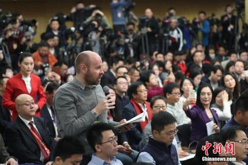 资料图 一名外国记者在现场提问。<a target='_blank' href='http://www.chinanews.com/'>中新社</a>记者 泱波 摄
