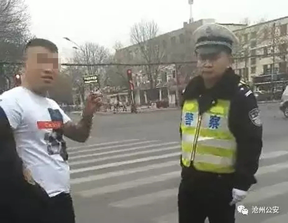 河北沧州男子无端挑衅侮辱执勤交警，在一宾馆内被抓获