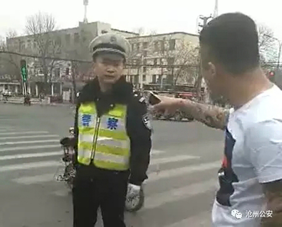 河北沧州男子无端挑衅侮辱执勤交警，在一宾馆内被抓获