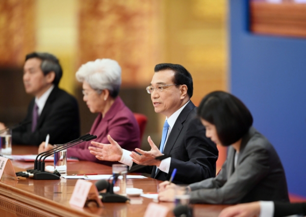 新华社照片，北京，2017年3月15日 
    李克强总理与中外记者见面 
    3月15日，国务院总理李克强在北京人民大会堂与中外记者见面，并回答记者提问。
    新华社记者陈晔华摄

