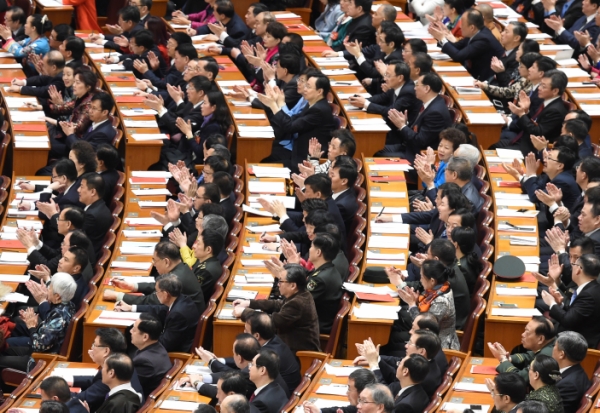 新华社照片，北京，2017年3月15日 
    十二届全国人大五次会议在北京闭幕
    3月15日，第十二届全国人民代表大会第五次会议在北京人民大会堂举行闭幕会。这是代表在会上鼓掌。
    新华社记者杨宗友摄
