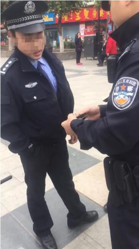 何某某通过网络购买的制服（图由平昌县公安局提供 陈金摄）