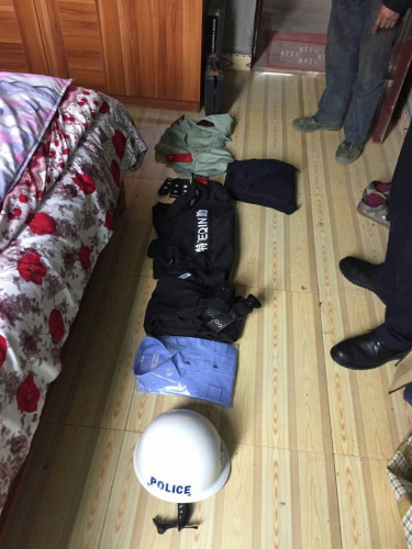 何某某通过网络购买的制服（图由平昌县公安局提供 陈金摄）